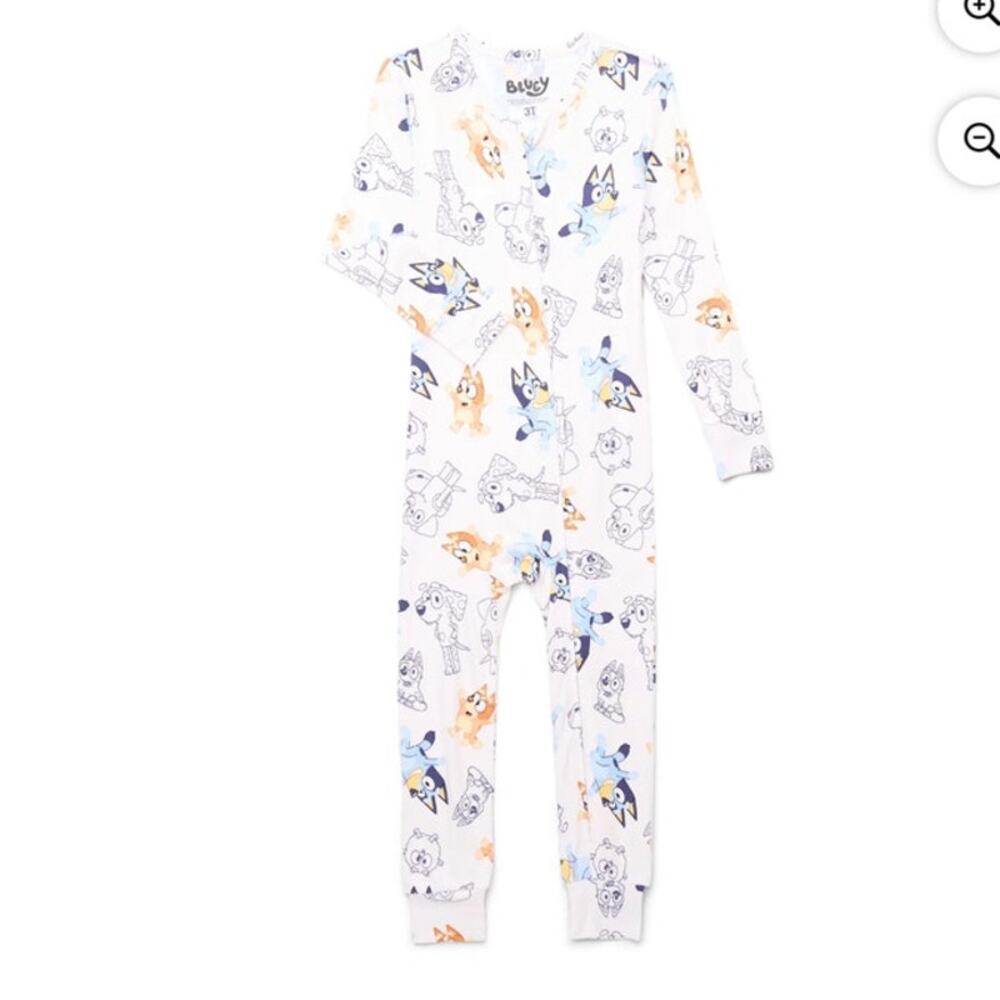 Bluey Toddlers' One-Piece Sleeper White with Allover Bluey Print, Size 2T NWT